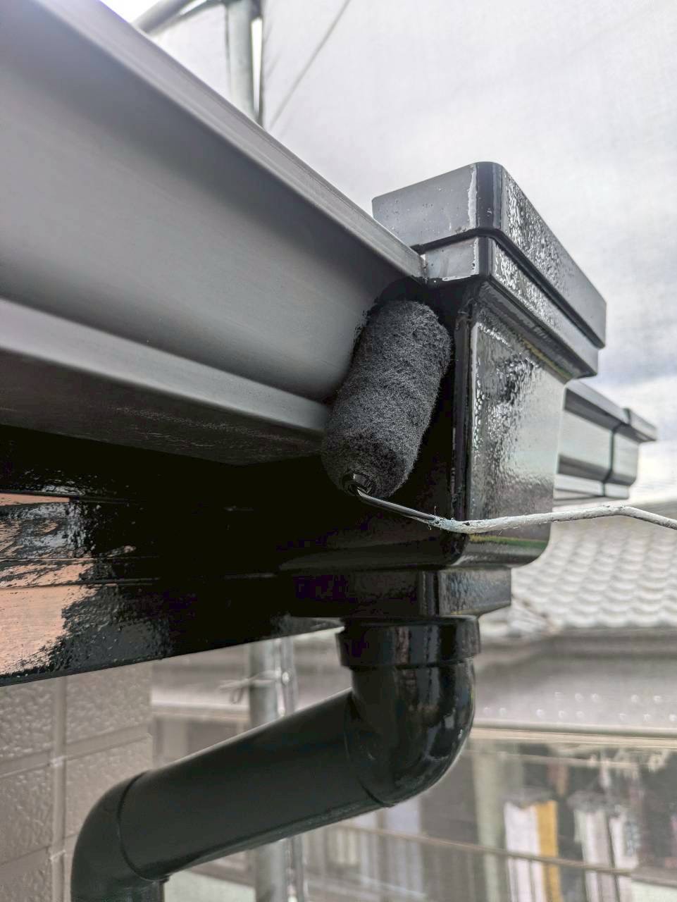 色褪せた軒樋を塗り替え中